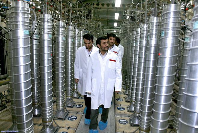 伊朗总统Mahmoud Ahmadinejad在2008年参观纳坦兹离心机工厂